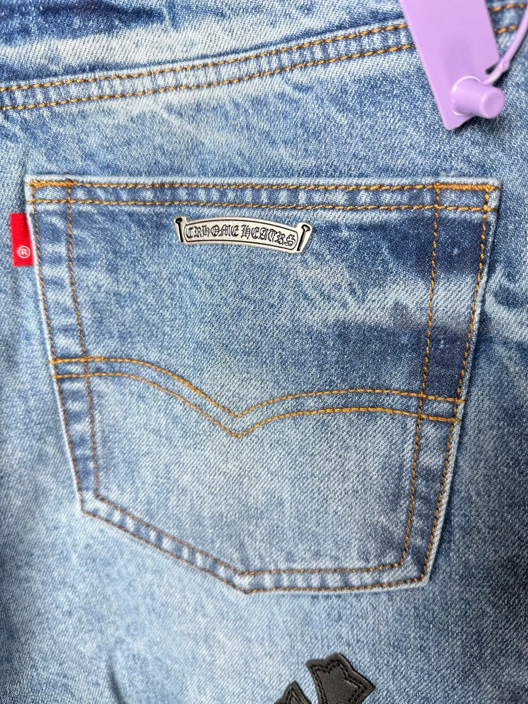 P270 💰 (Top version) Chrome Hearts blue pants black white blue multi-leather jeans Top version Chrome Hearts Chrome Hearts jeans with leather jeans It is known that chromehearts jeans use vintage Levis jeans as the base for creation, usually adding their own unique silver buckles and silver ornaments, plus leather embellishments. This is what doubles the value of these vintage jeans, because the base is Vintage jeans, jeans themselves have become very soft and comfortable after years of baptism, which can be distinguished from ordinary jeans. Regarding the size, you should also refer to the pants data. Color: blue Size: 28-30-32-34-36 (corresponding to S-M-L-XL-XXL)